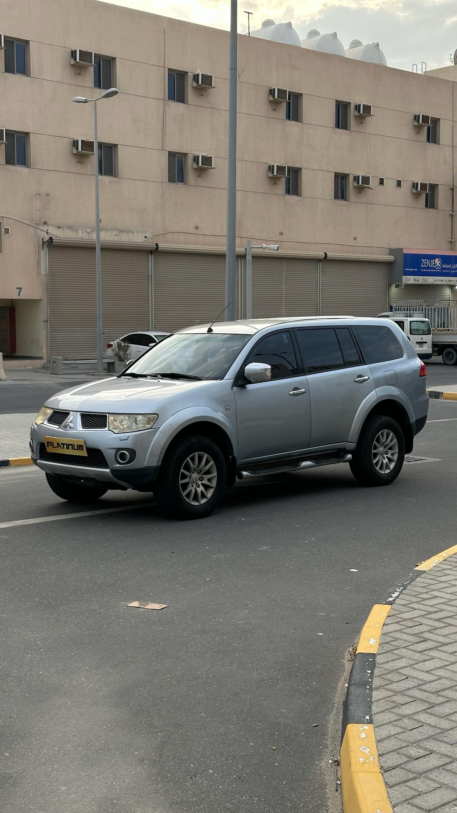 MITSUBISHI PAJERO 2011 • SUV