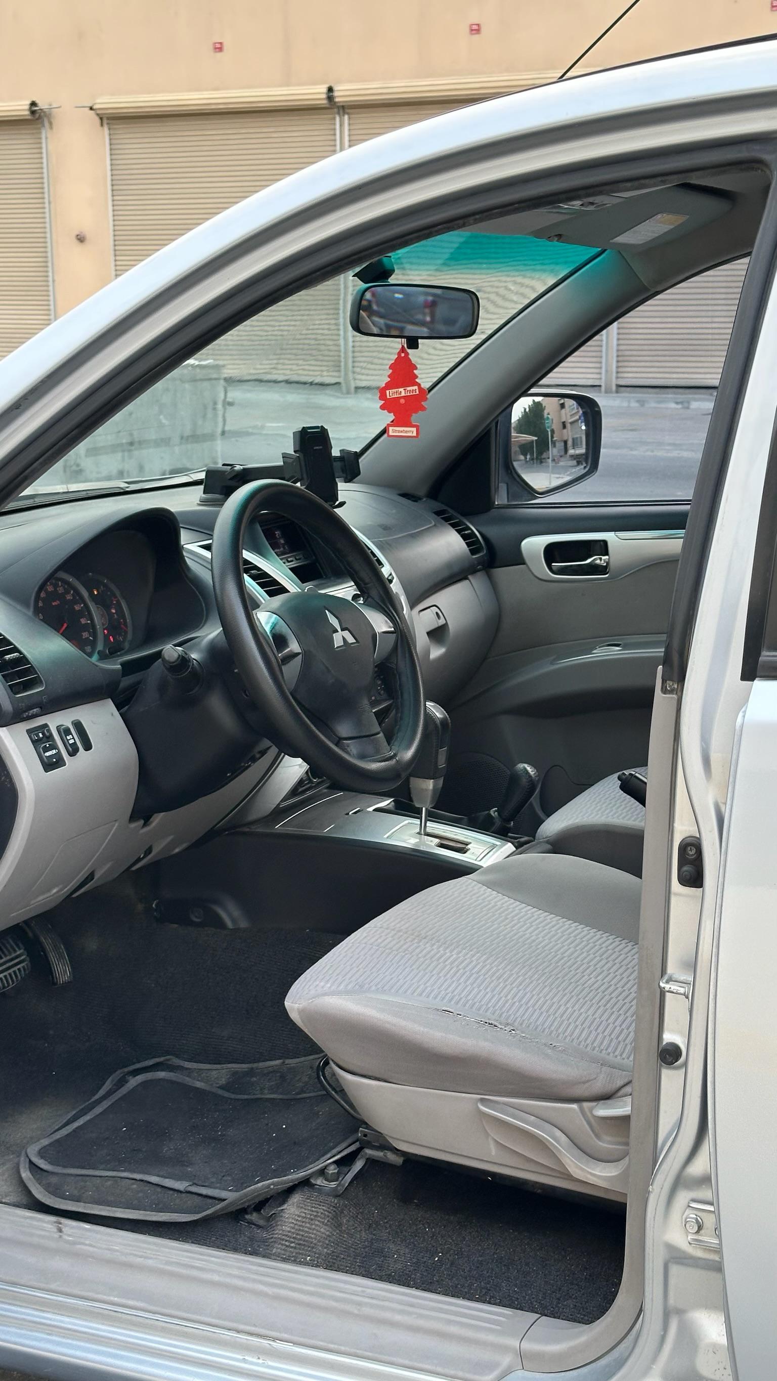 MITSUBISHI PAJERO 2011 • SUV