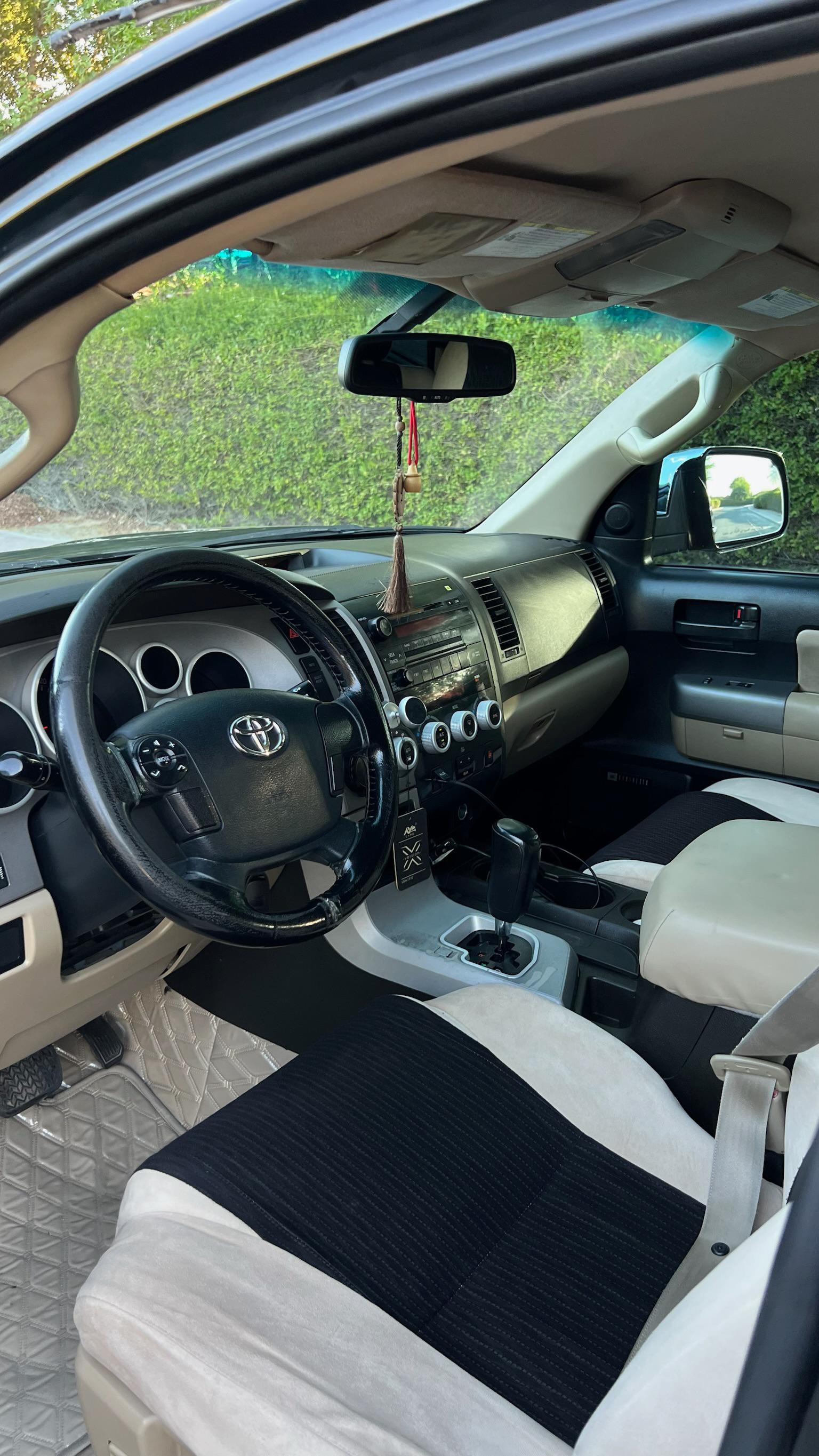 TOYOTA SEQUOIA  2013 • SUV